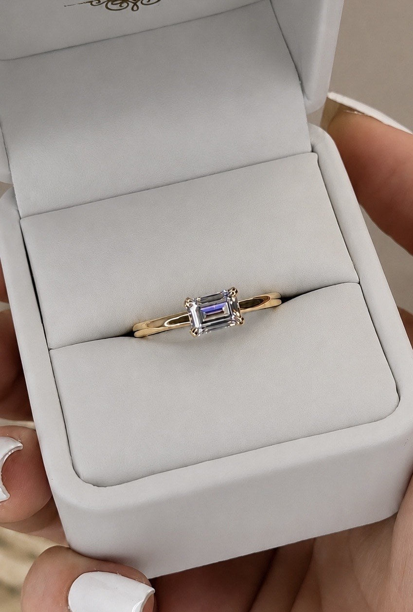 Anillo de Compromiso Corte Esmeralda en Oro 10k — Mod. 2