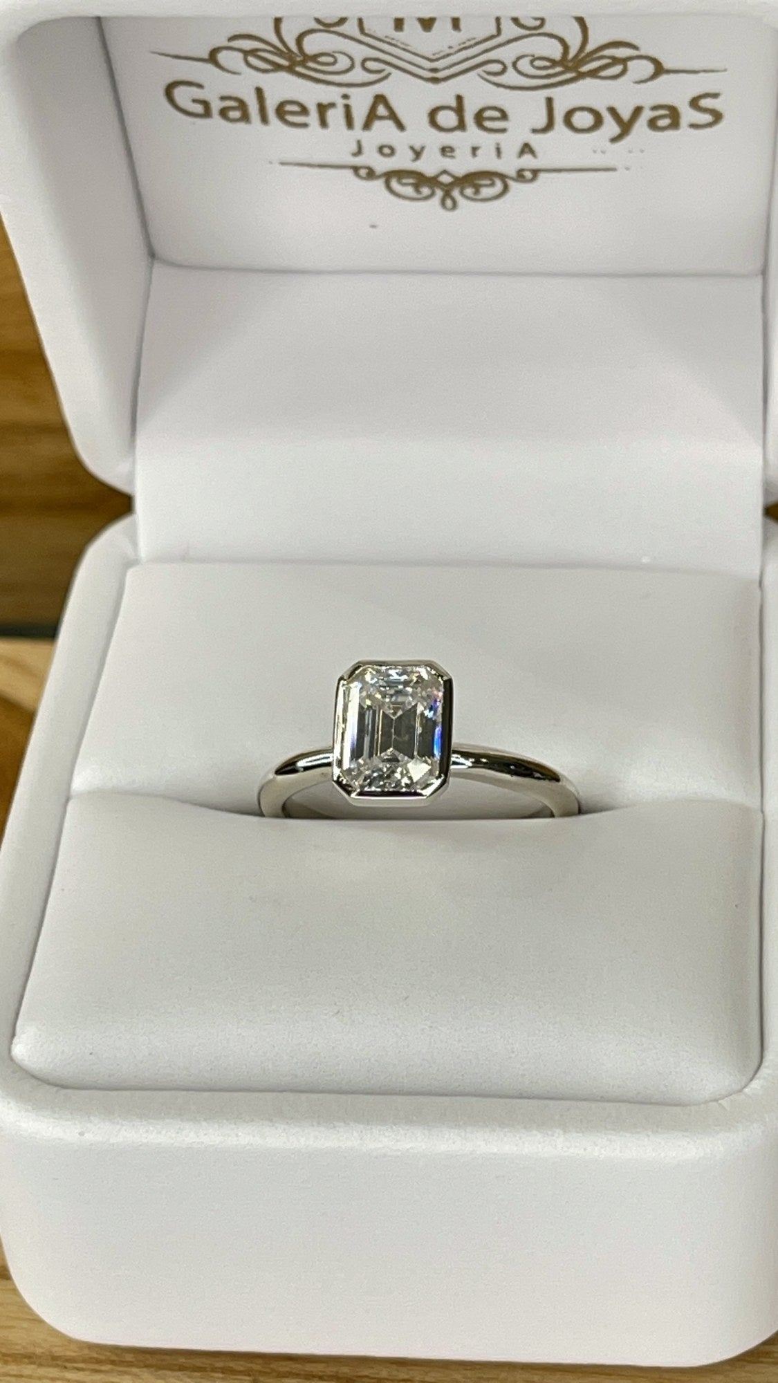 Anillo de Compromiso Corte Esmeralda en Oro 14k — Mod. 3