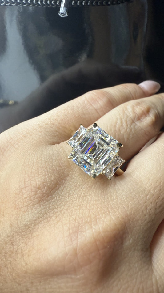 Anillo de Compromiso Corte Esmeralda en Oro 18k — Mod. 4