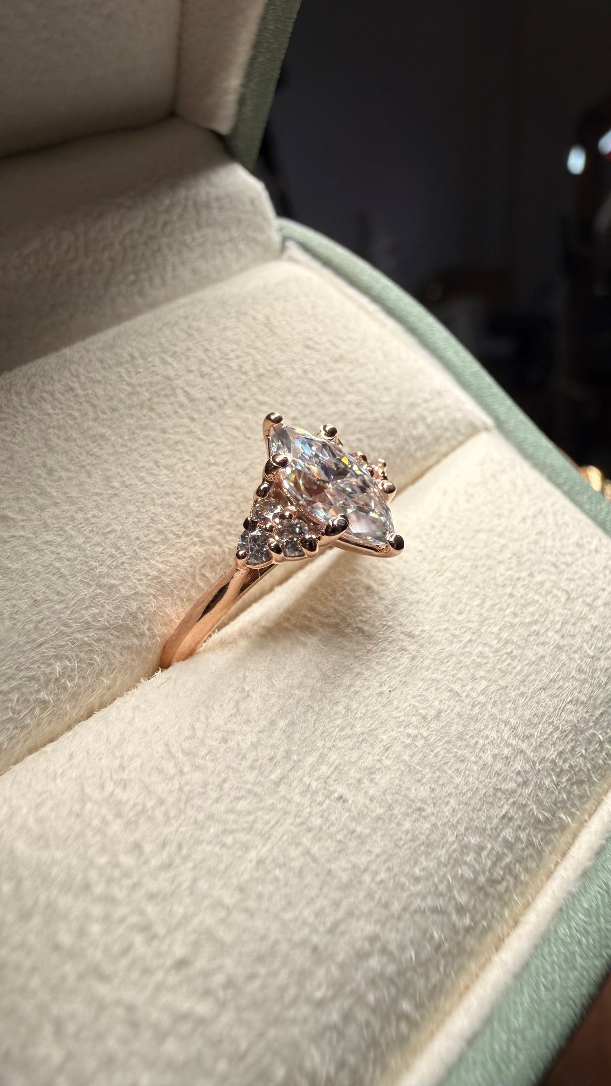 Anillo de Compromiso Corte Marquesa con Piedras Laterales — Aro Fino