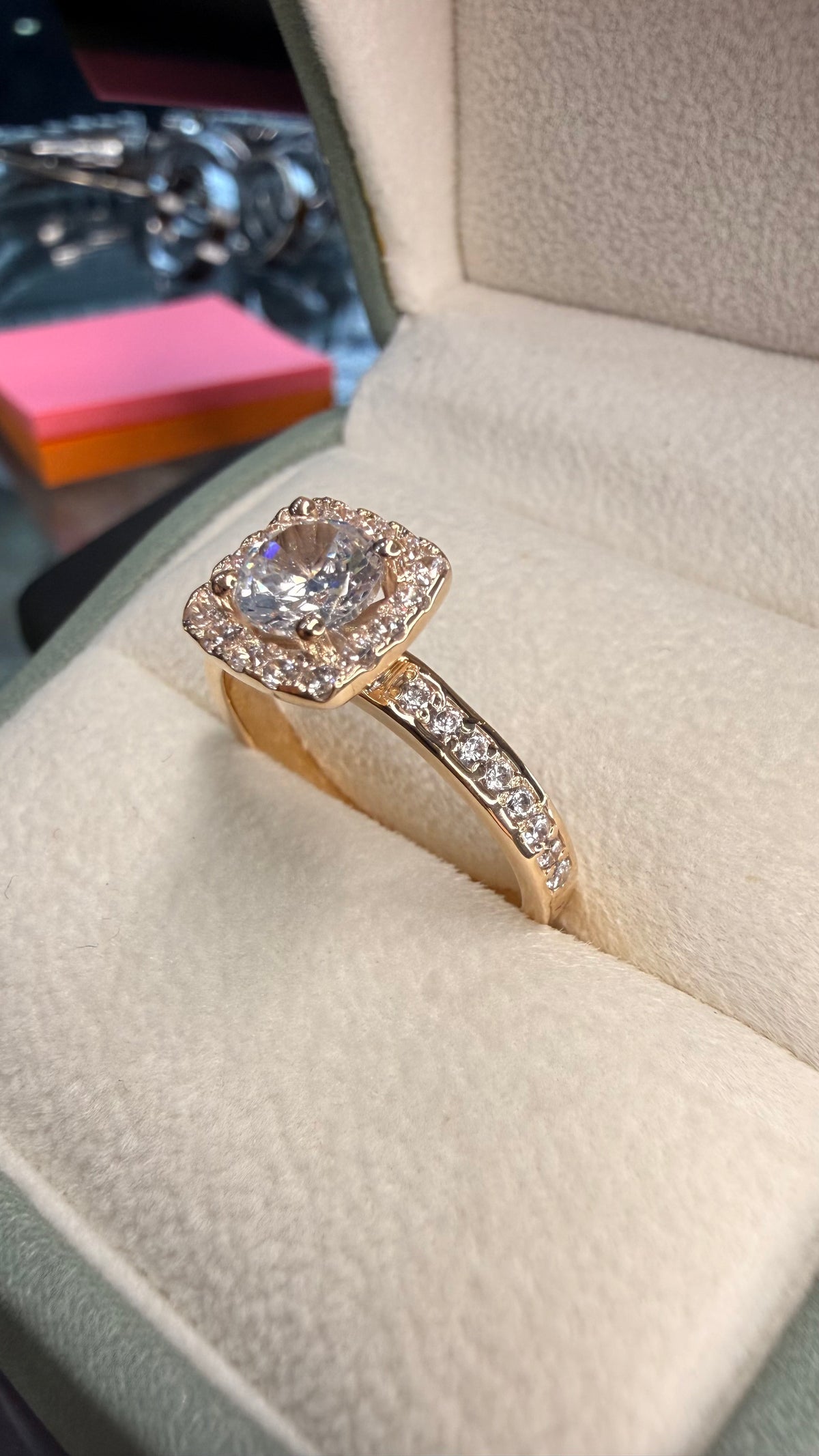Anillo compromiso Infinity cushion piedra redonda