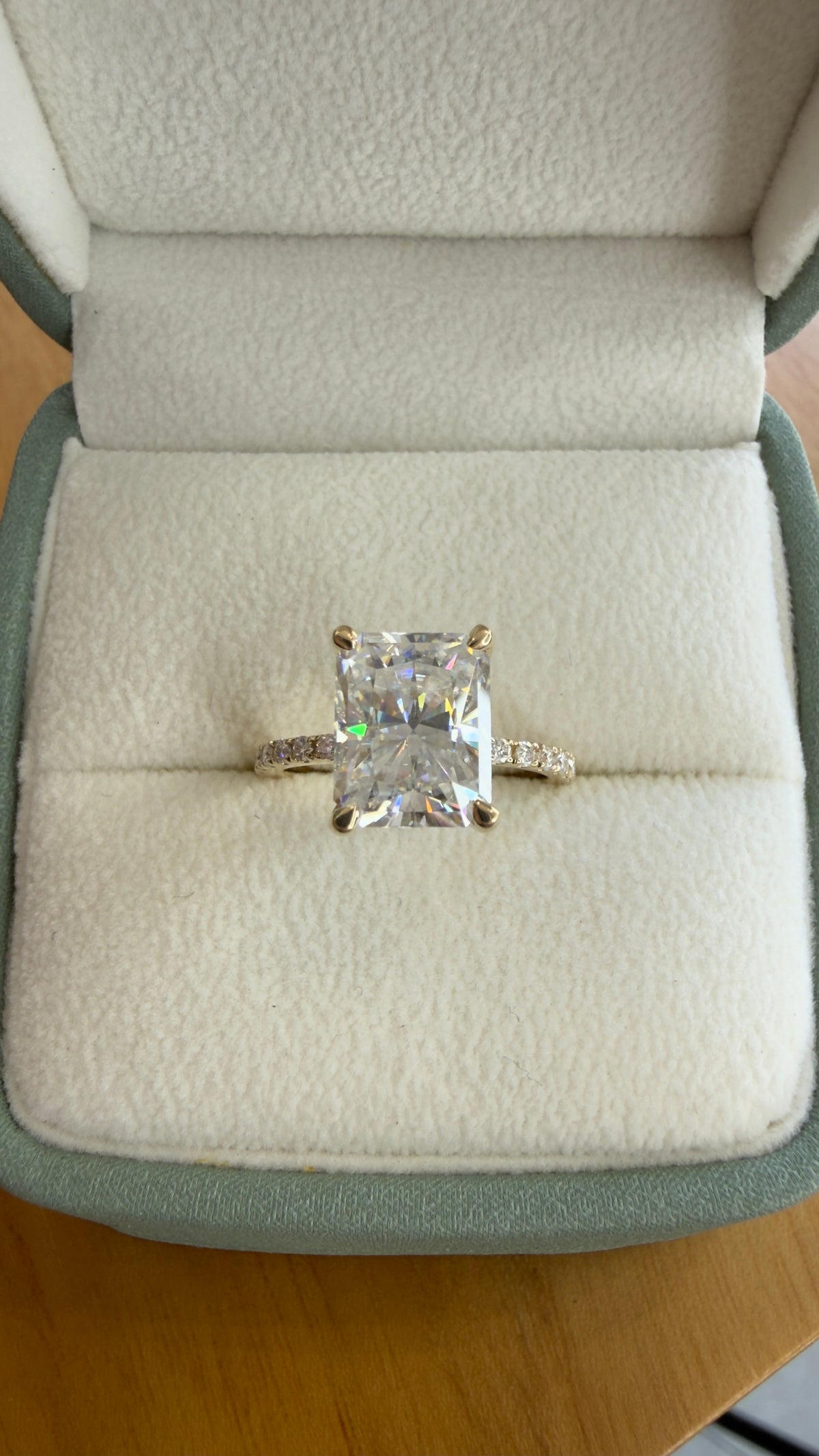Anillo compromiso corte radiante