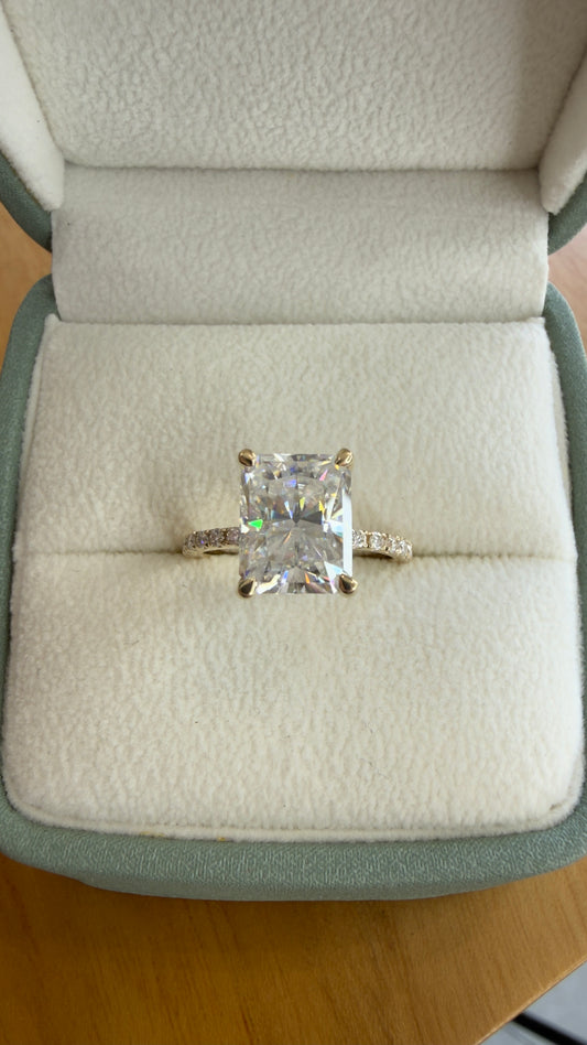 Anillo de Compromiso Corte Radiante con Pavé — Aro Fino