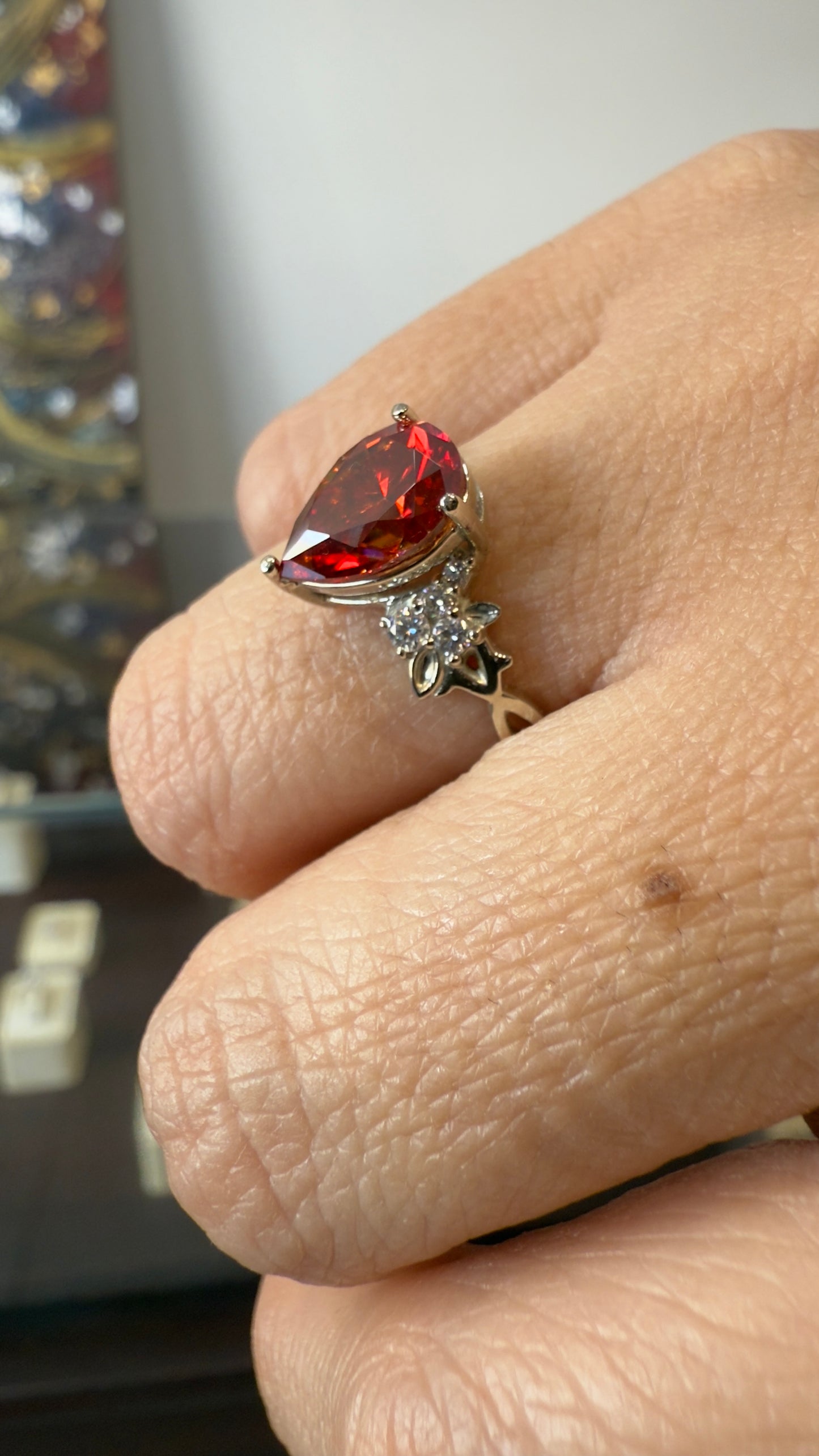 Anillo de Compromiso Corte Pera en Oro 10k, 14k y 18k