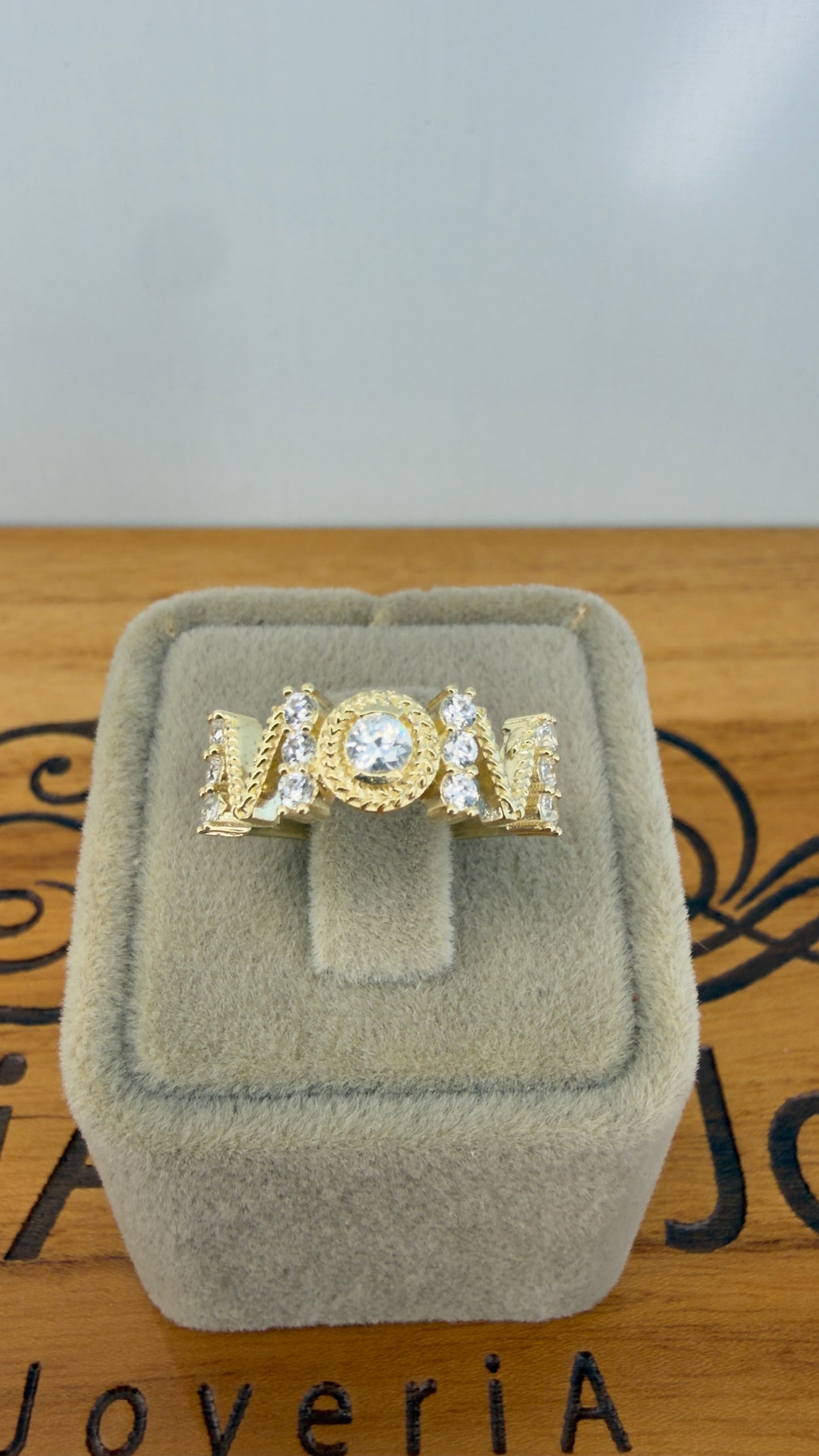 Anillo MOM en Oro 10K con Zirconias
