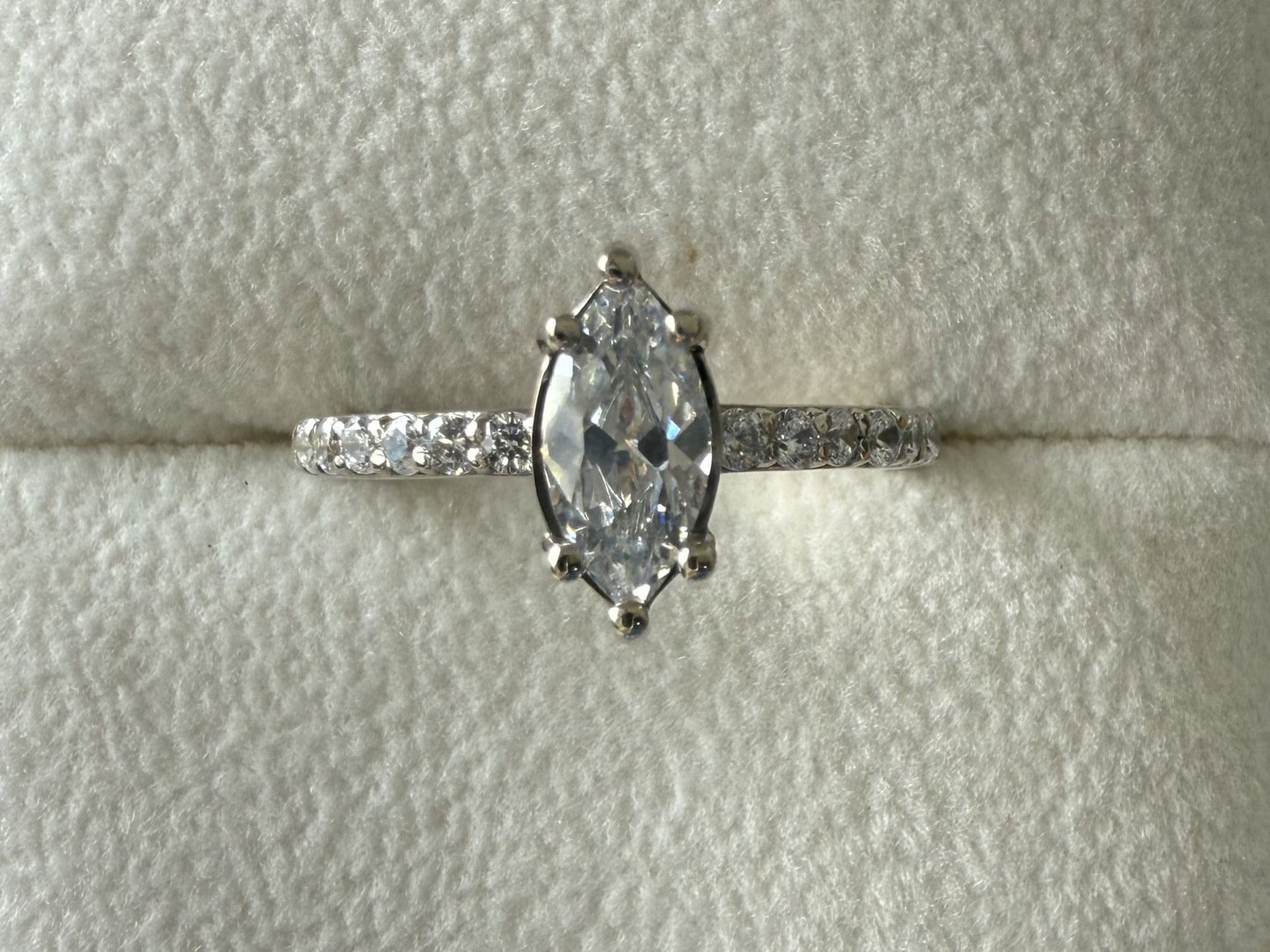 Anillo de Compromiso Corte Marquise en Oro 10k — Mod. 3