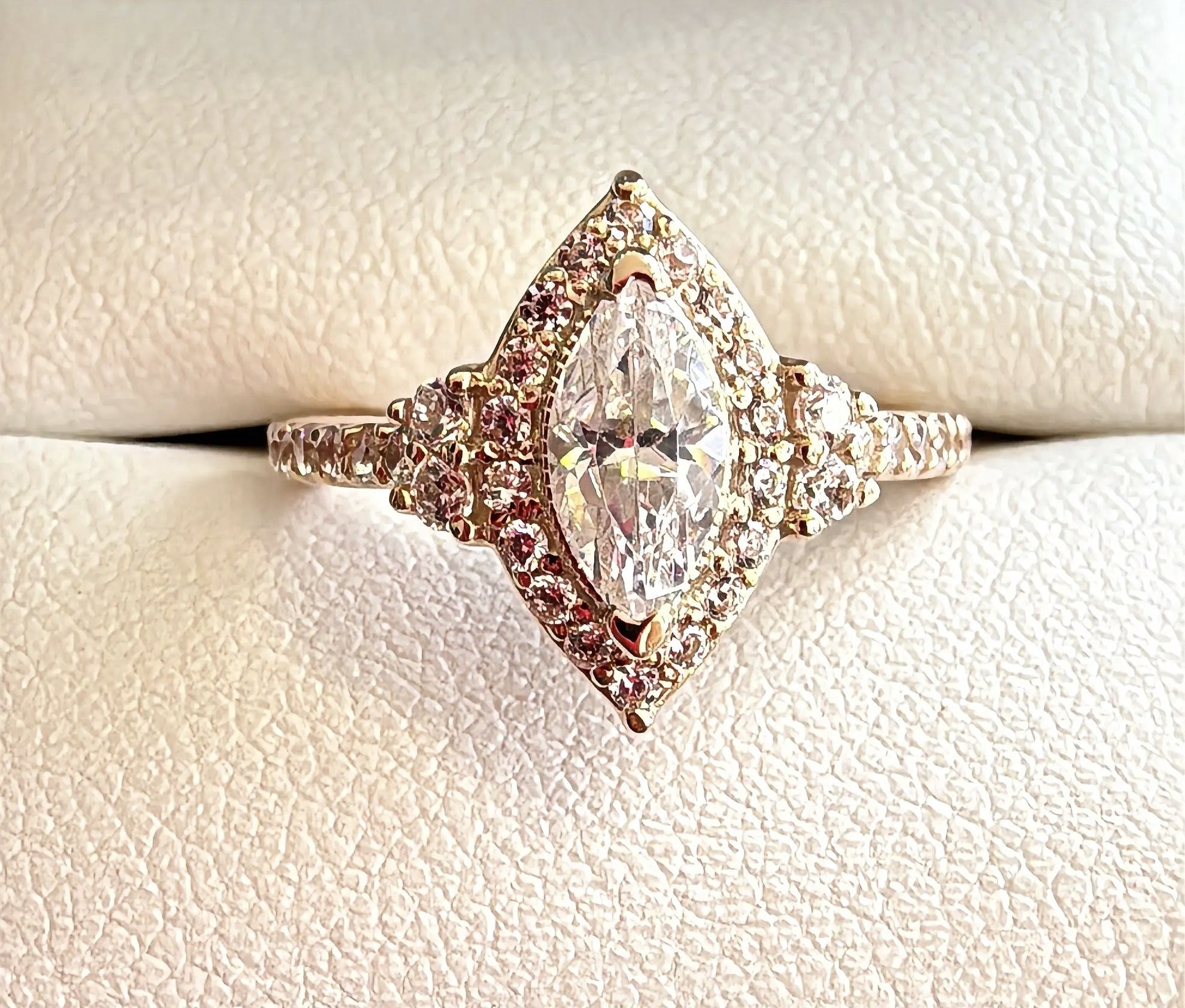Anillo de Compromiso Corte Marquise en Oro 10k — Mod. 4
