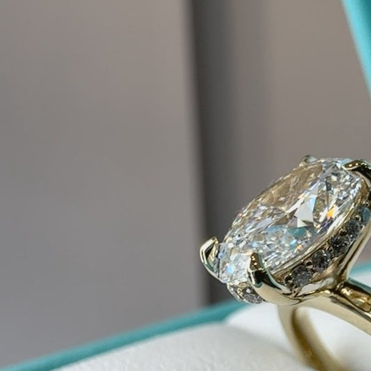 Anillo de compromiso corte oval en oro 14k