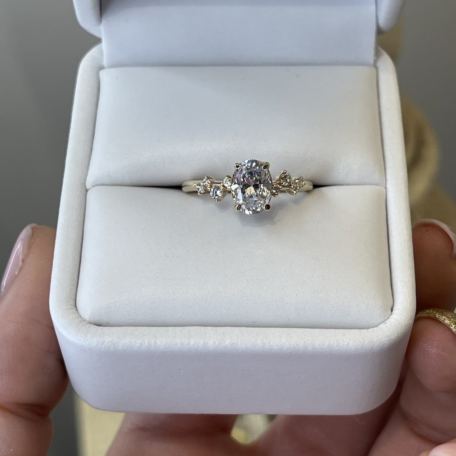 Anillo de compromiso corte oval en oro 10k
