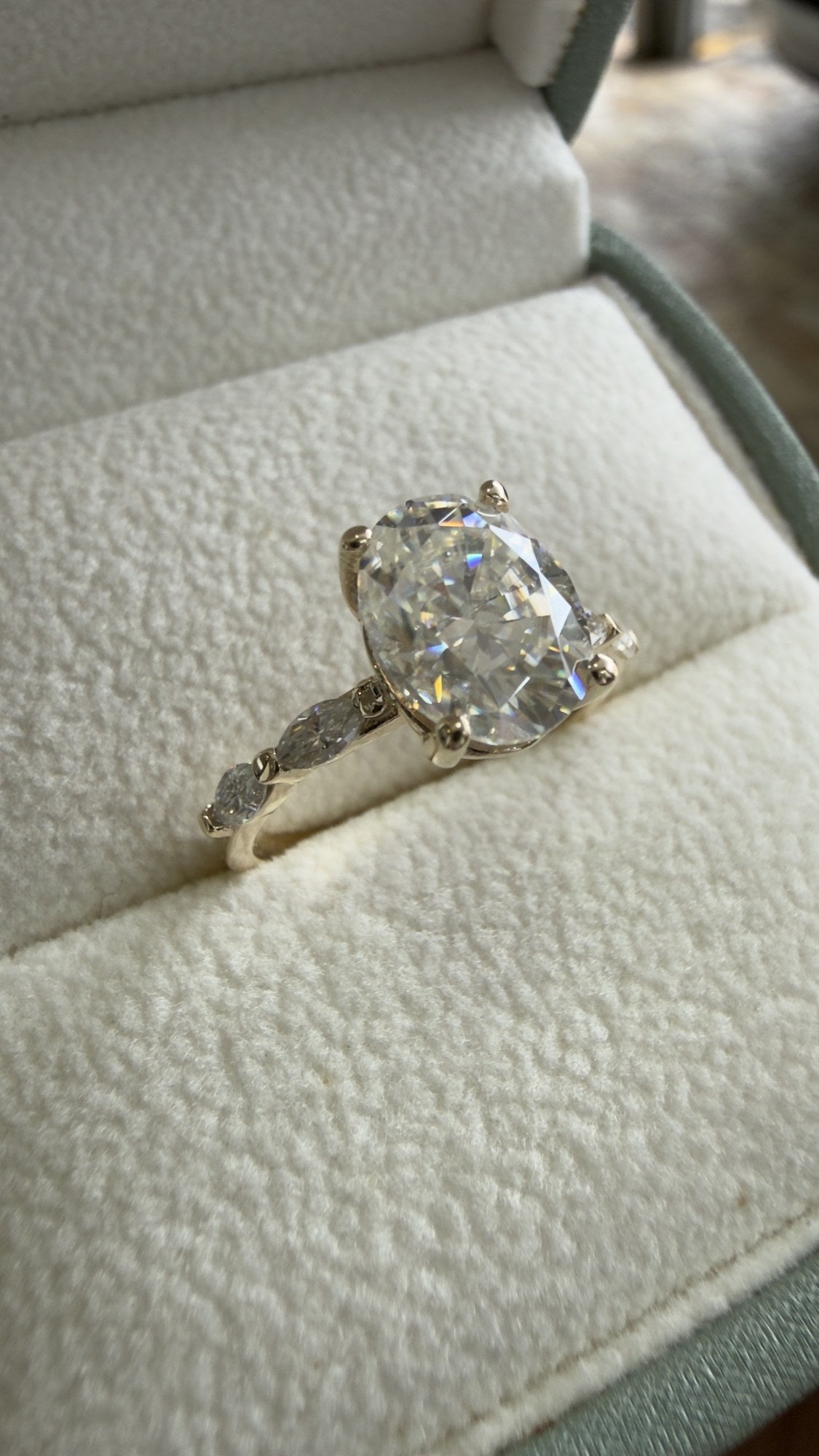 Anillo de Compromiso Corte Oval en Oro 10k — Mod. 9