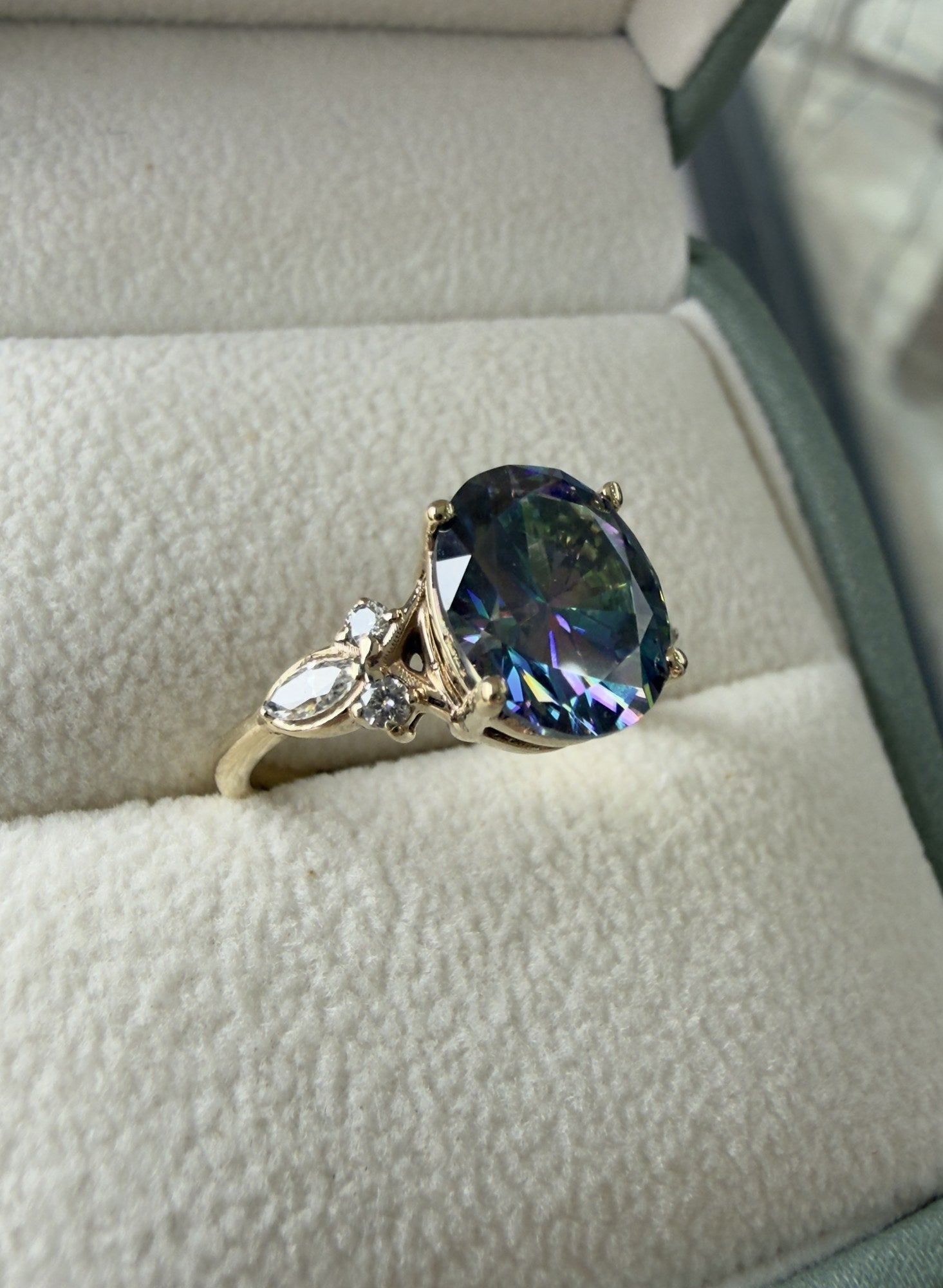 Anillo de Compromiso Corte Oval en Oro 10k — Mod. 11