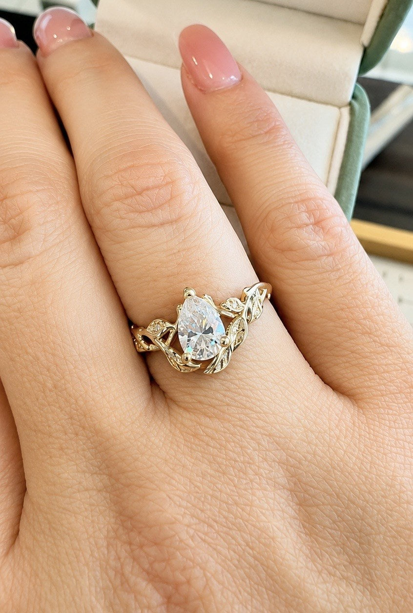 Anillo de Compromiso Corte Pera en Oro 10k — Mod. 2