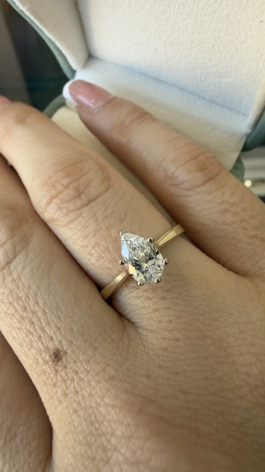 Anillo de Compromiso Corte Pera en Oro 10k — Mod. 6