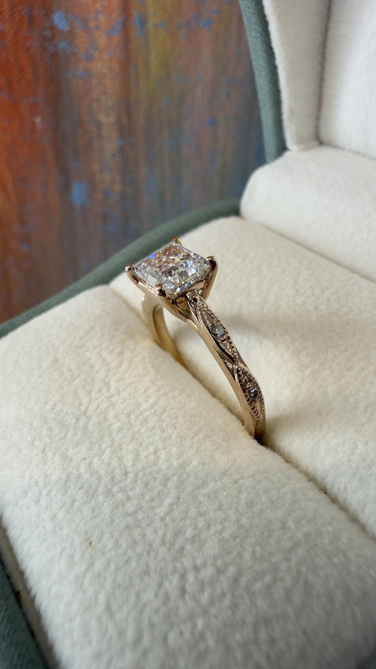 Anillo de Compromiso Corte Princesa en Oro 10k — Mod. 1