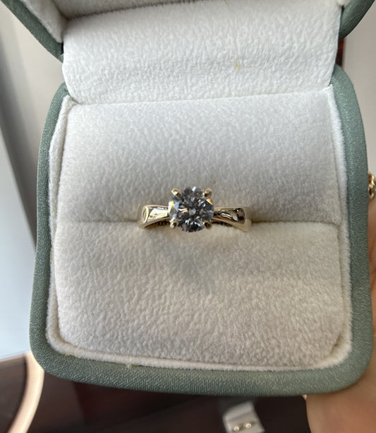 Anillo de Compromiso Corte Redondo en Oro 10k — Mod. 4