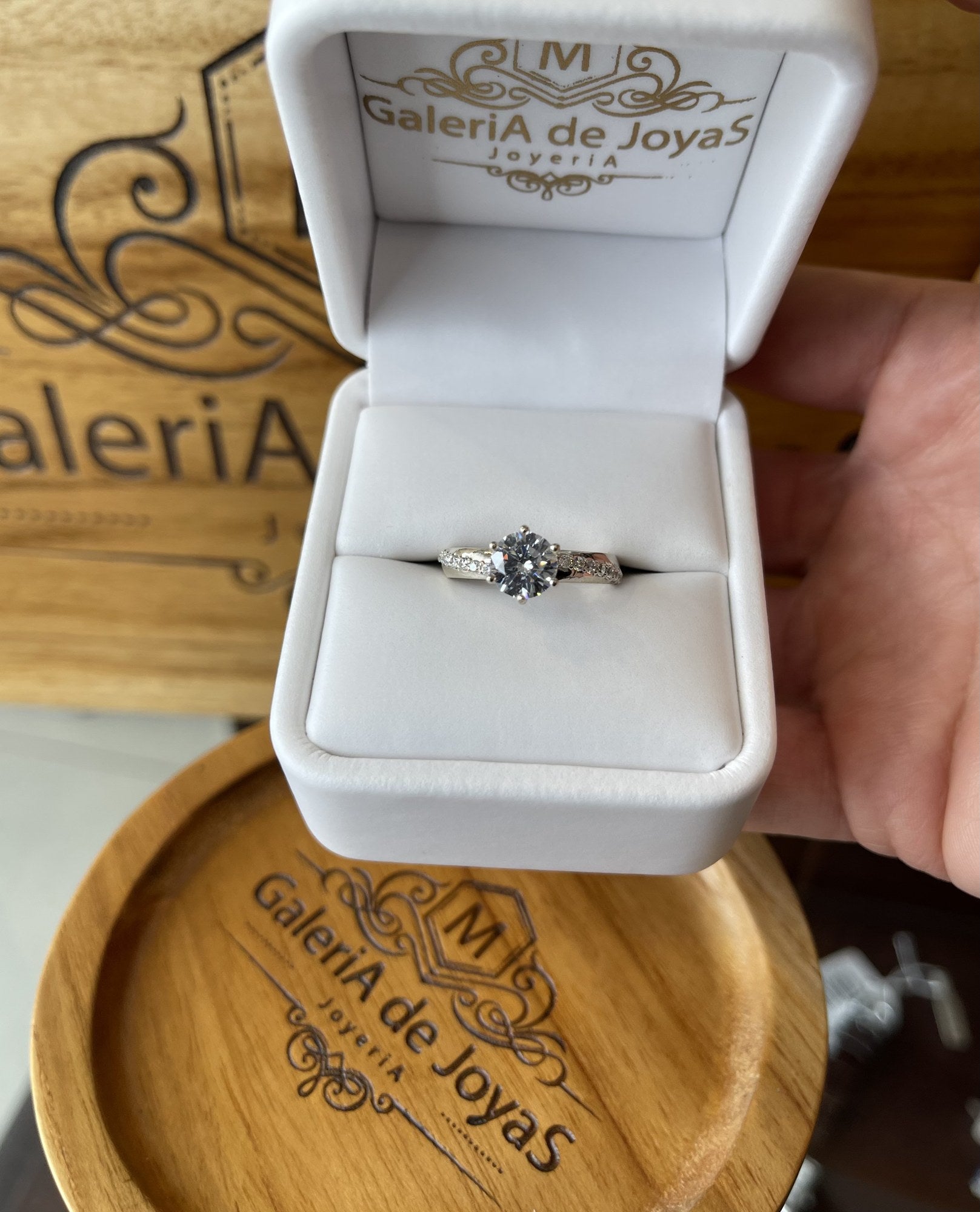 Anillo de Compromiso Corte Redondo en Oro 10k — Mod. 13