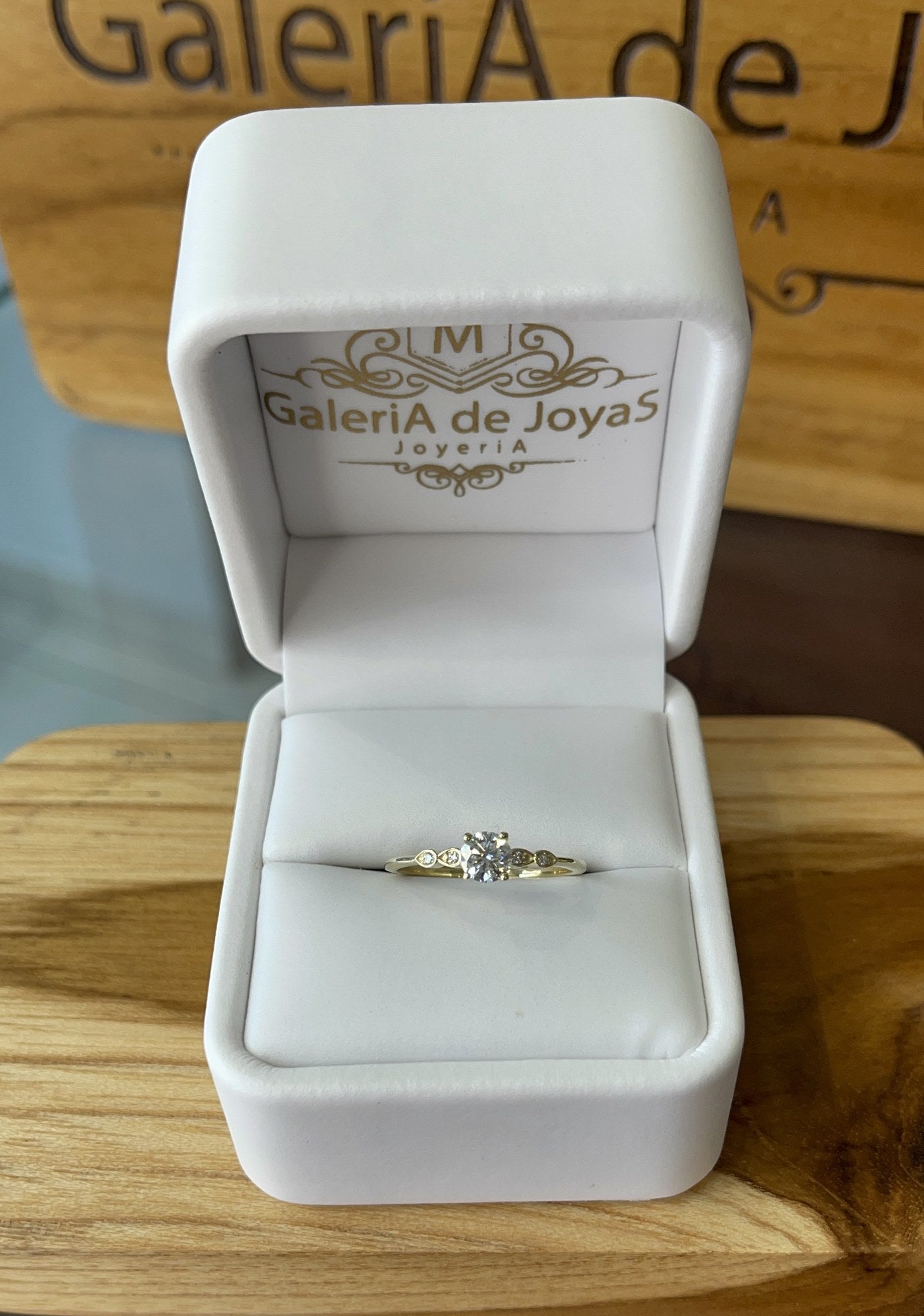 Anillo de Compromiso Corte Redondo en Oro 10k — Mod. 14