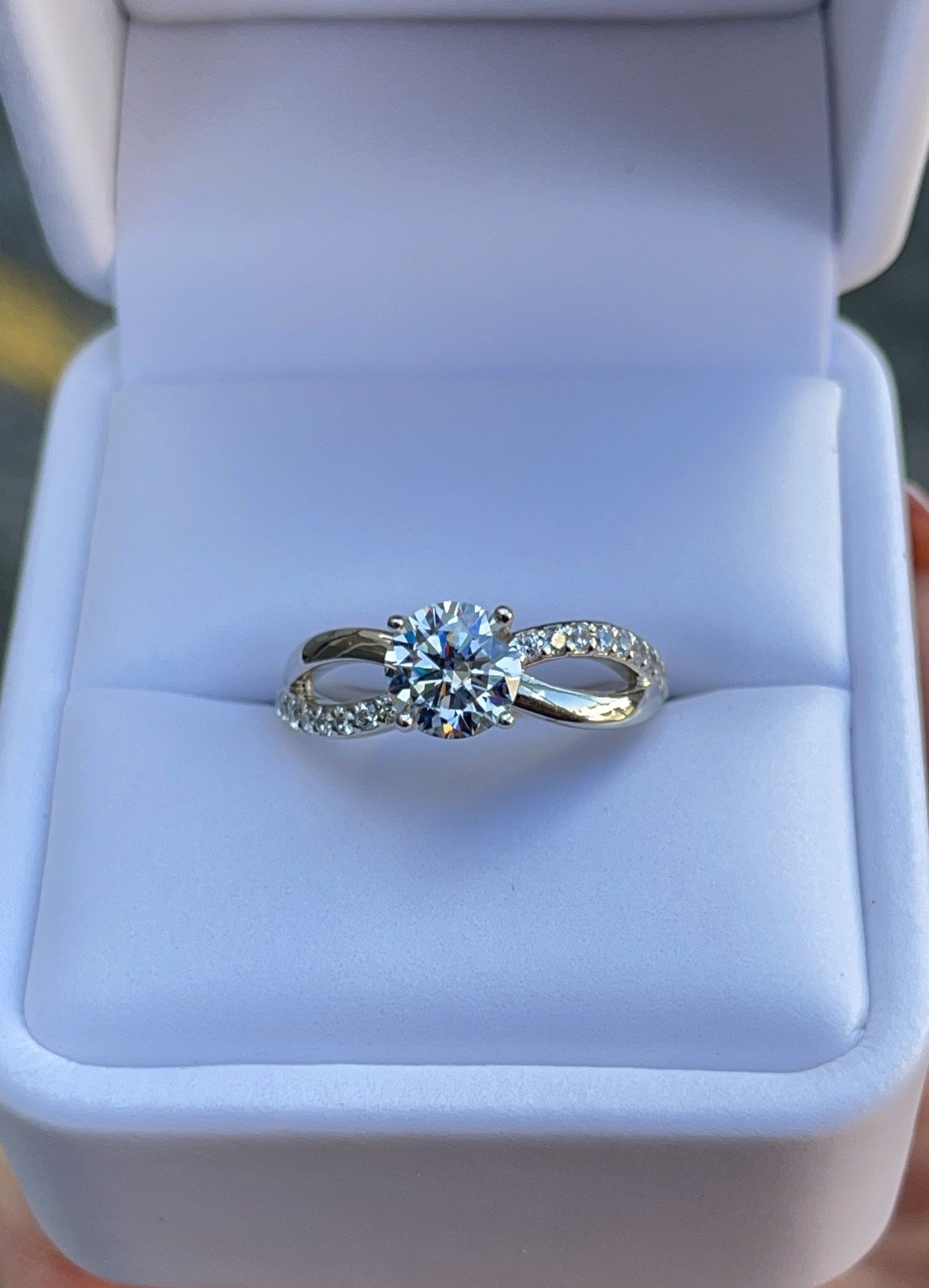 Anillo de Compromiso Corte Redondo en Oro 14k — Mod. 28