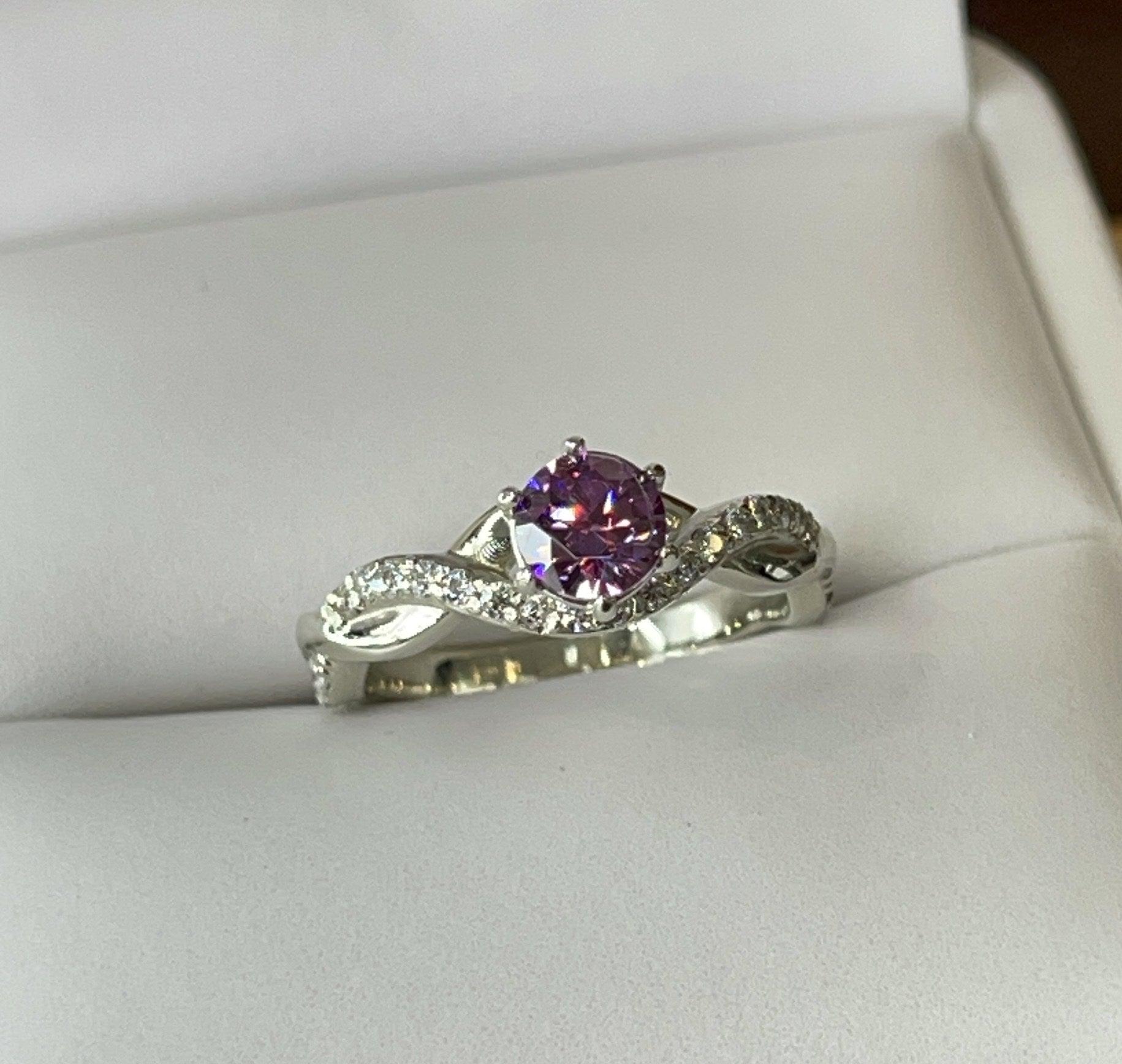 Anillo de Compromiso Corte Redondo en Oro 10k — Mod. 30