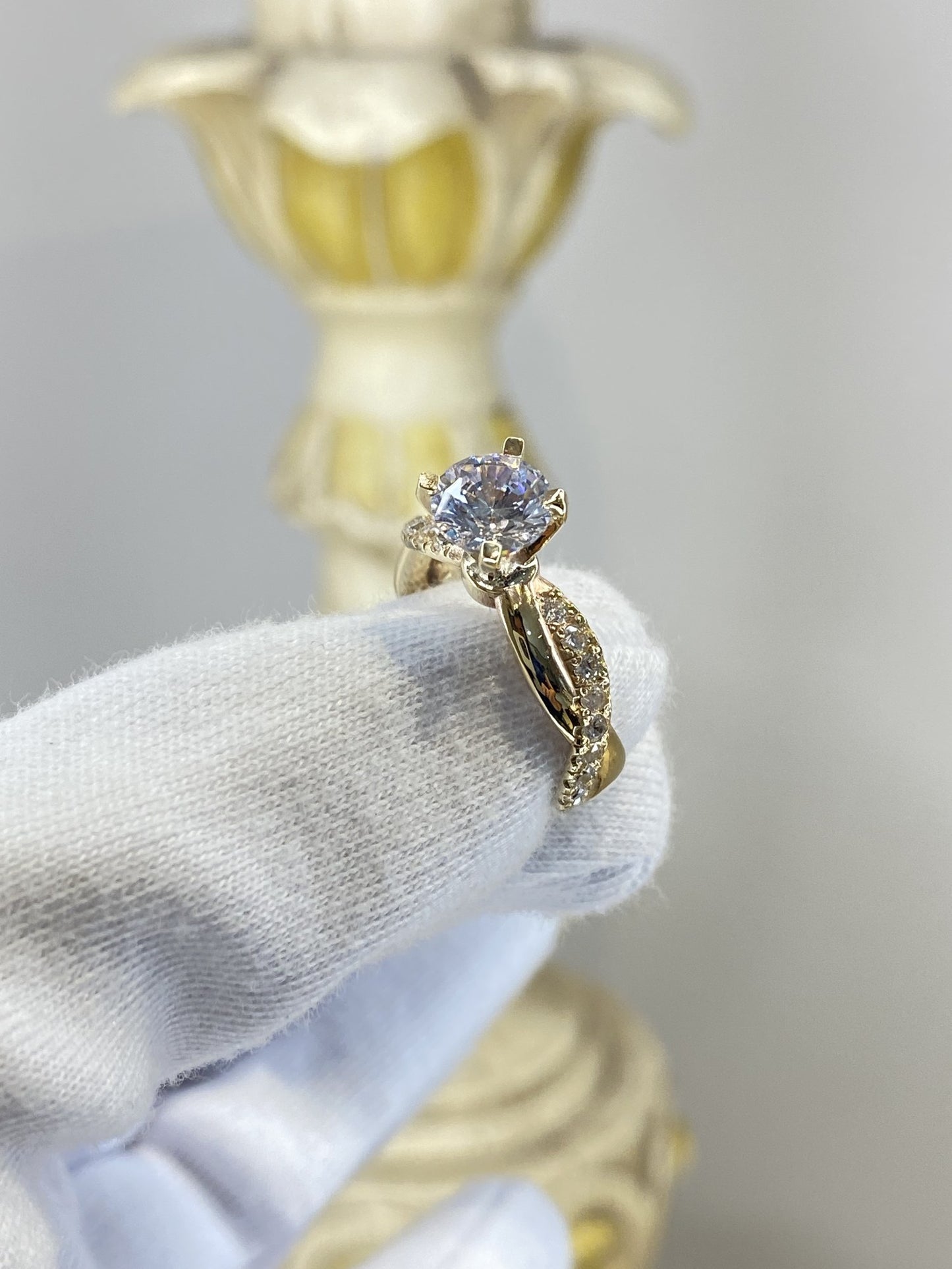 Anillo de Compromiso Corte Redondo en Oro 10k — Mod. 31