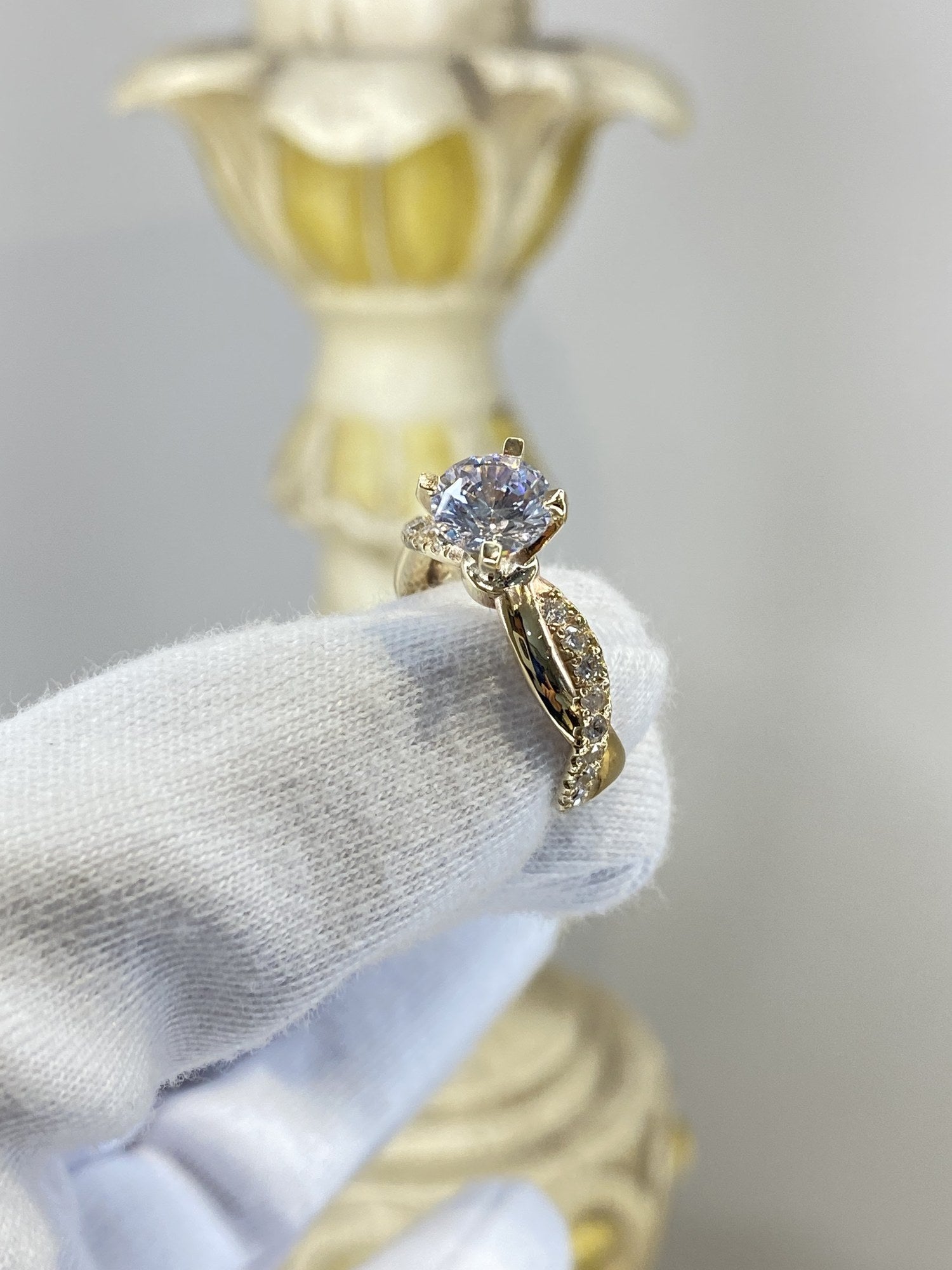 Anillo de Compromiso Corte Redondo en Oro 10k — Mod. 31