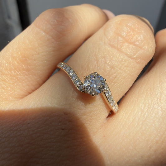 Anillo de Compromiso Corte Redondo en Oro 10k — Mod. 32