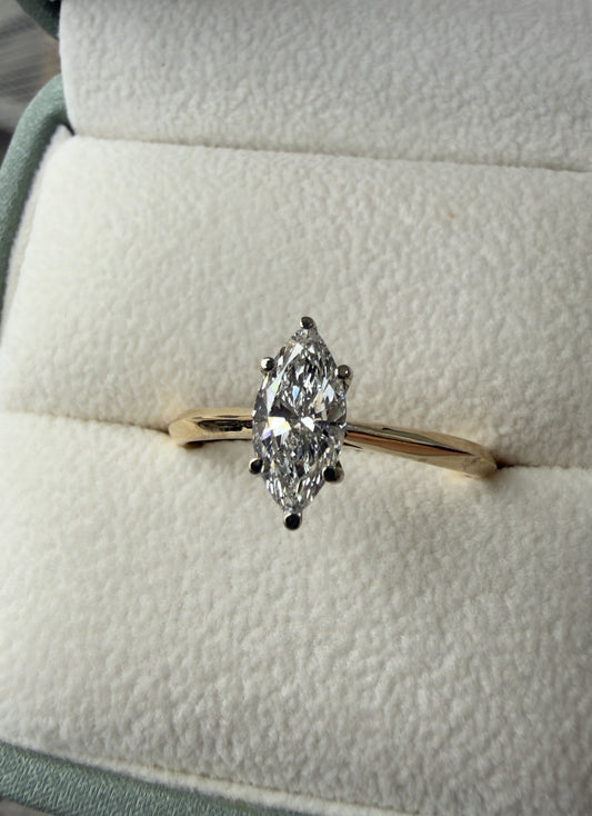 Anillo de compromiso solitario corte marquise en oro 10k