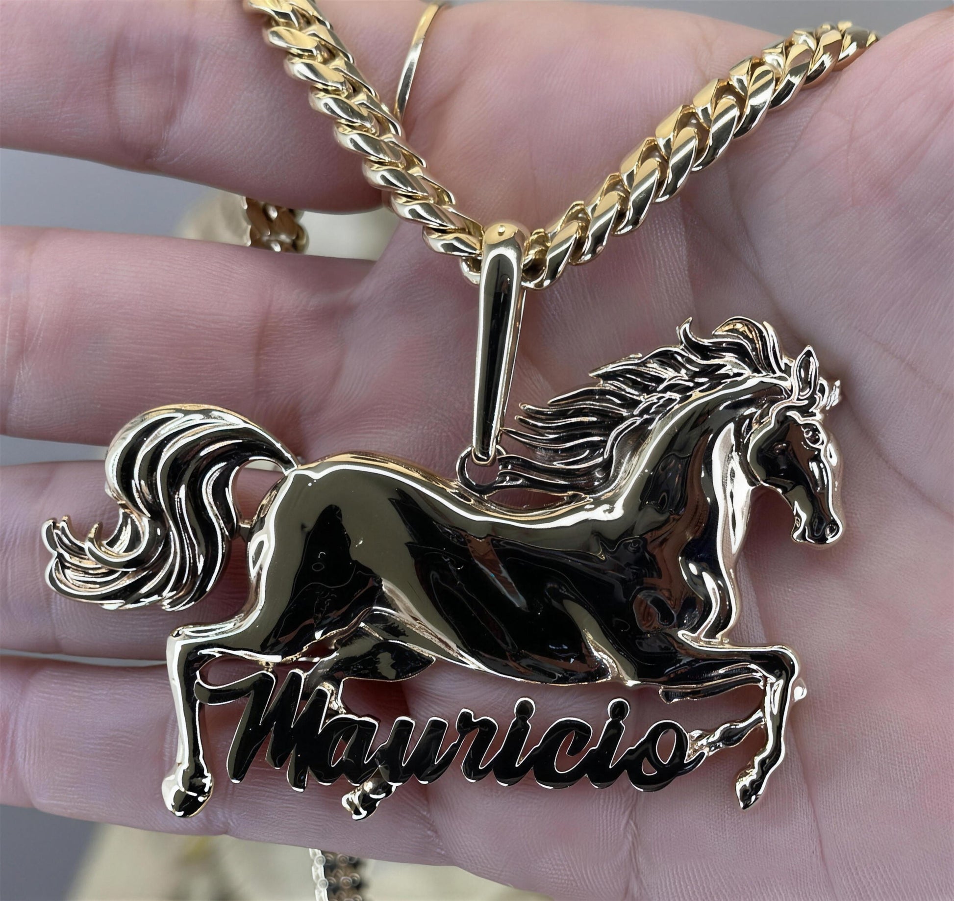 Dije de caballo con nombre Mauricio en oro, diseño personalizado