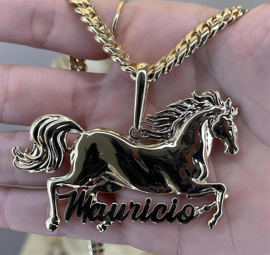 Dije de caballo con nombre Mauricio en oro, diseño personalizado