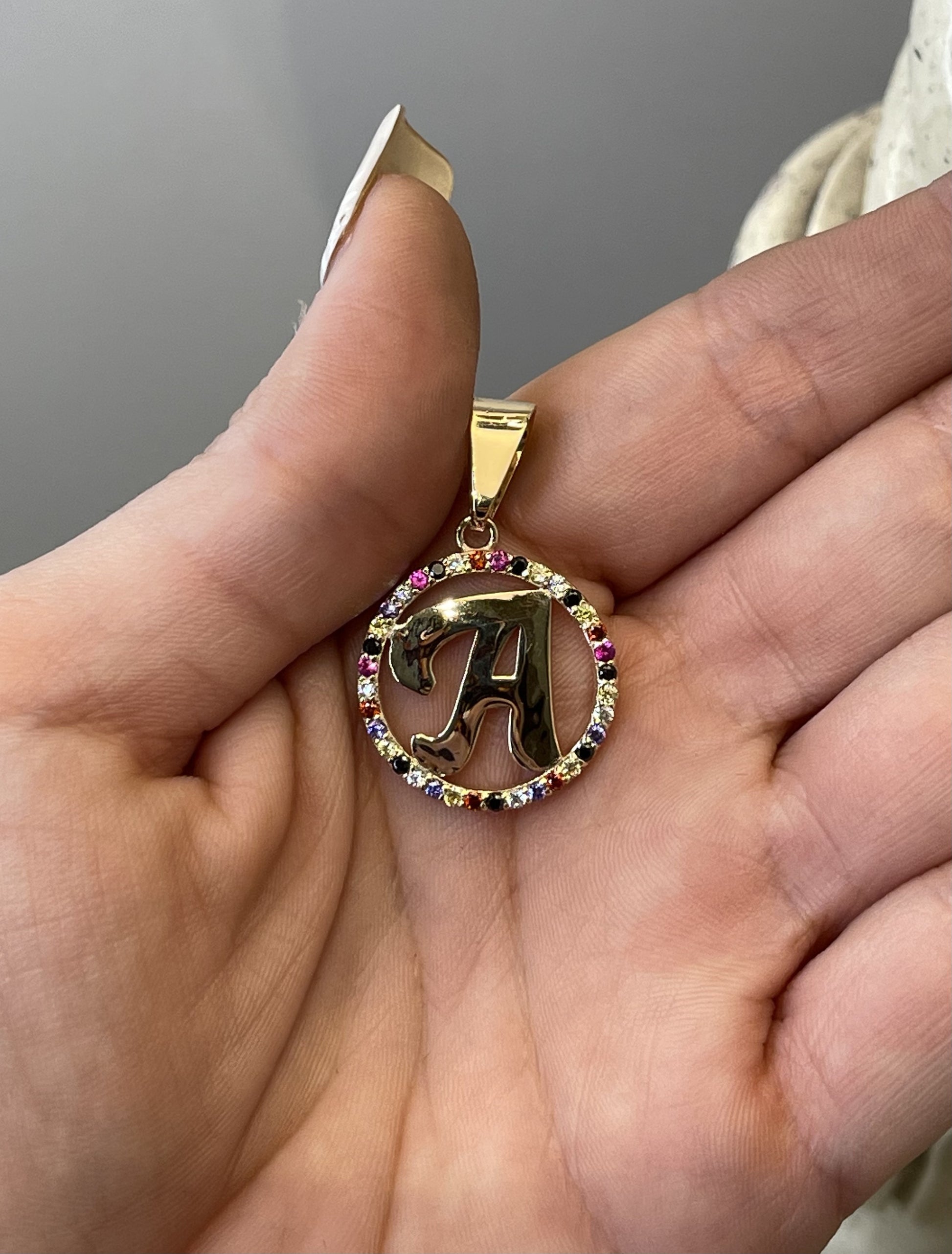 Dije de inicial gótica A con zirconias de colores en oro