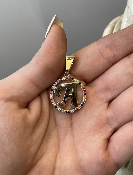Dije de inicial gótica A con zirconias de colores en oro