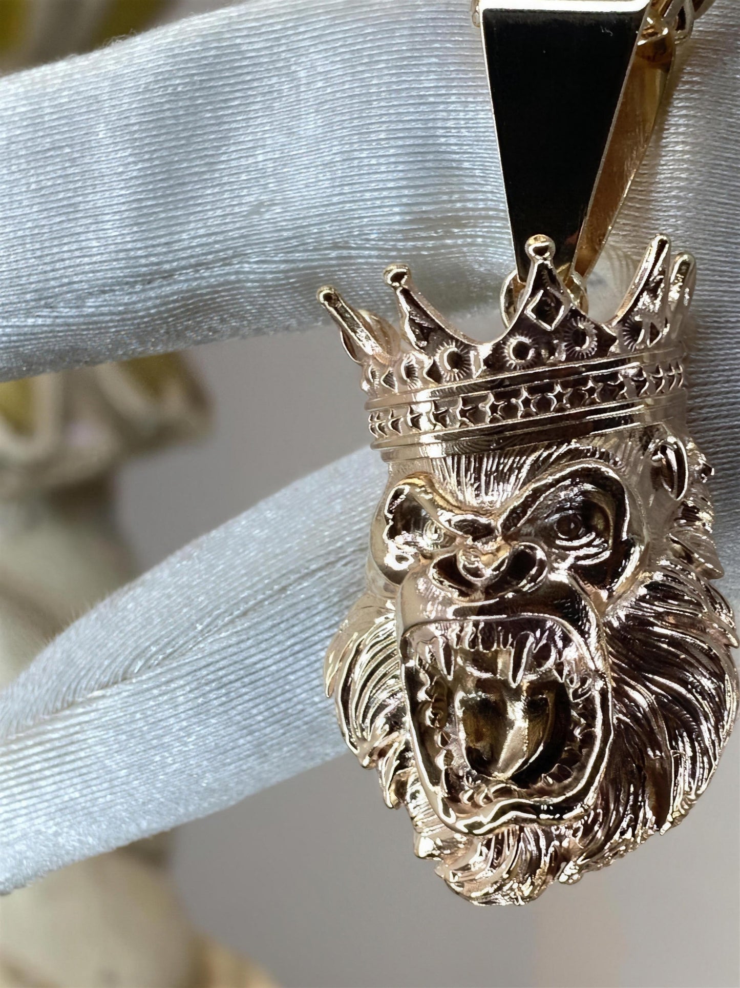 Dije de mono con corona en oro