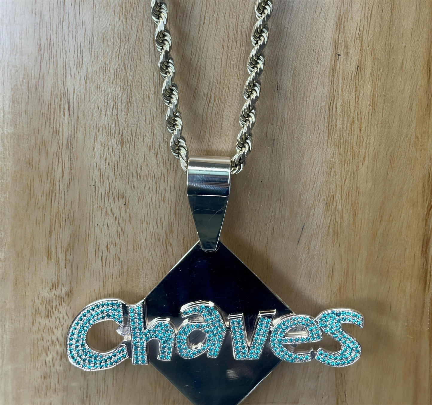 Dije placa con nombre Chaves y zirconias azules en oro