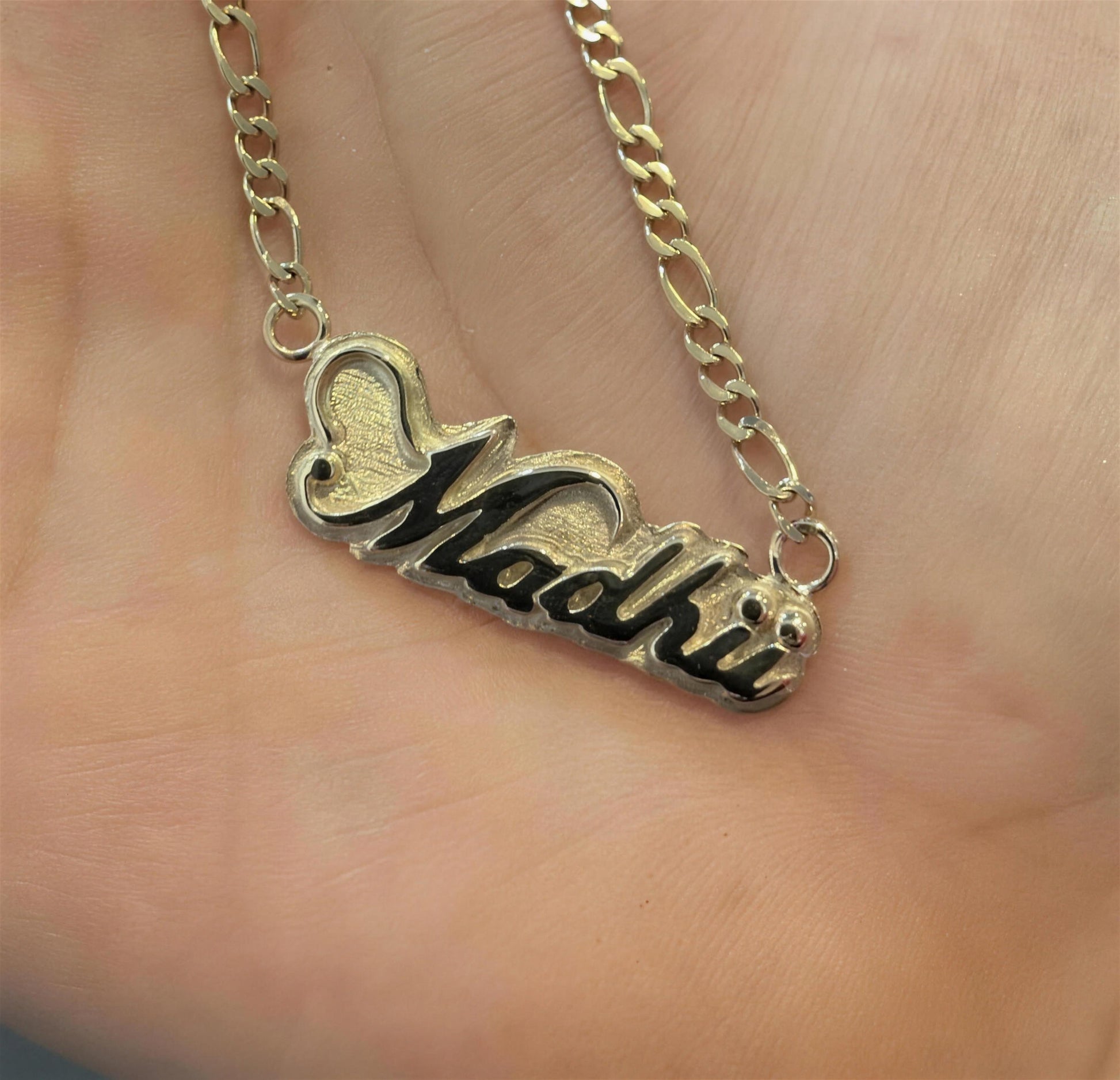 Collar con nombre Madhii y corazón en oro
