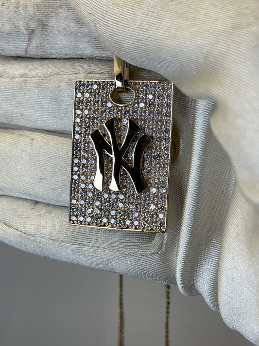 Dije placa NY con pavé de zirconias en oro