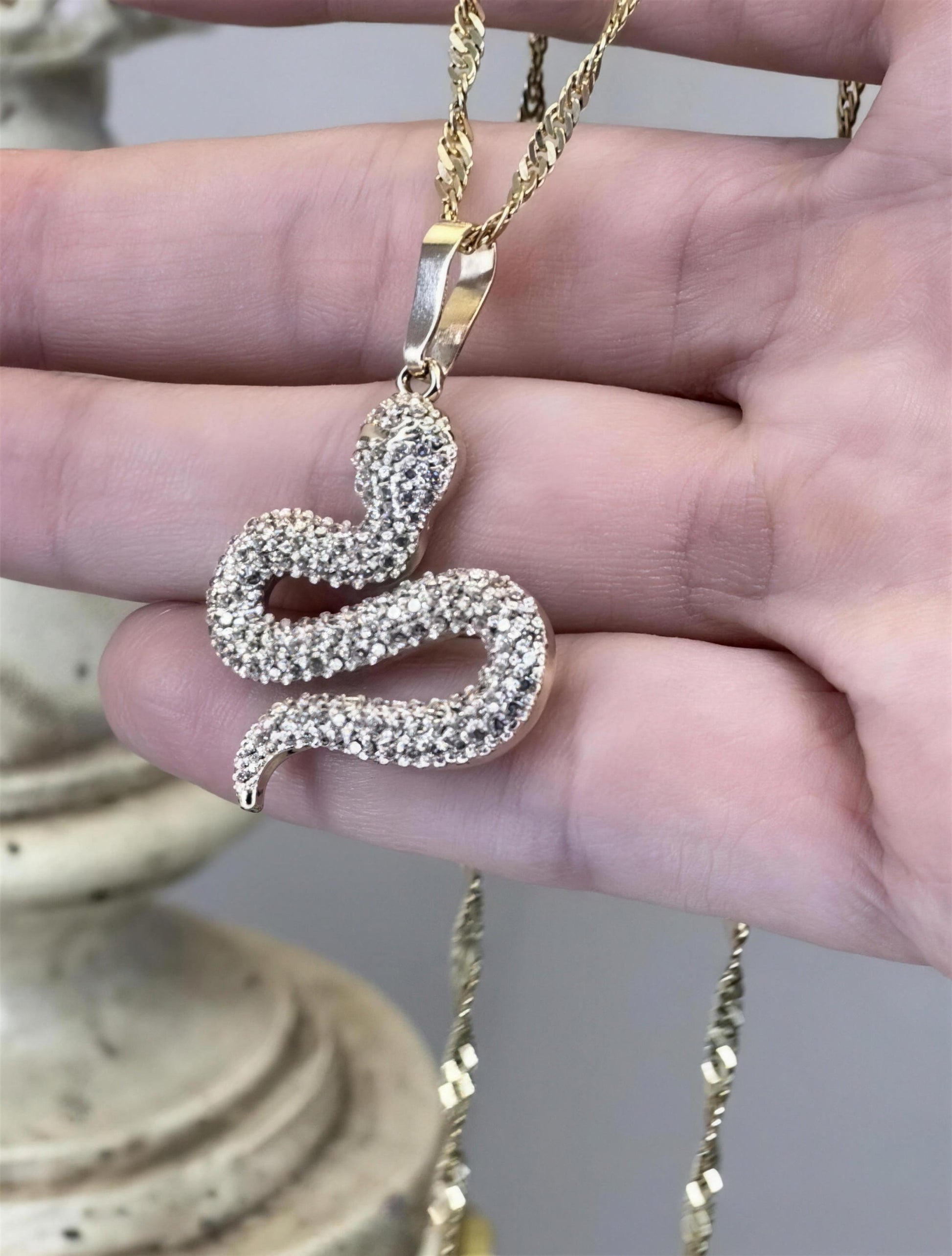 Dije de serpiente con zirconias en oro con cadena