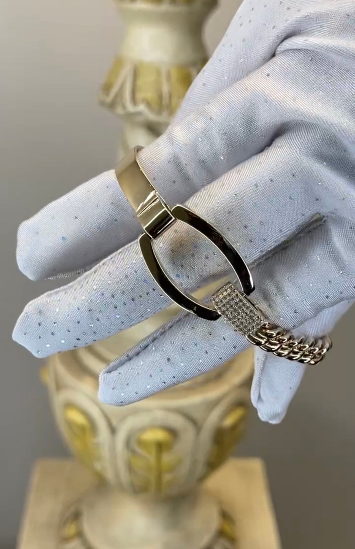 Esclava rígida con pavé de zirconias en oro