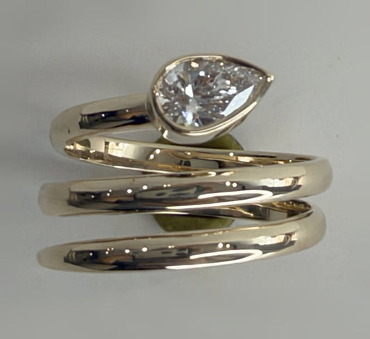 Anillo espiral con piedra corte pera. Fotografía original retocada. Toma 8968.