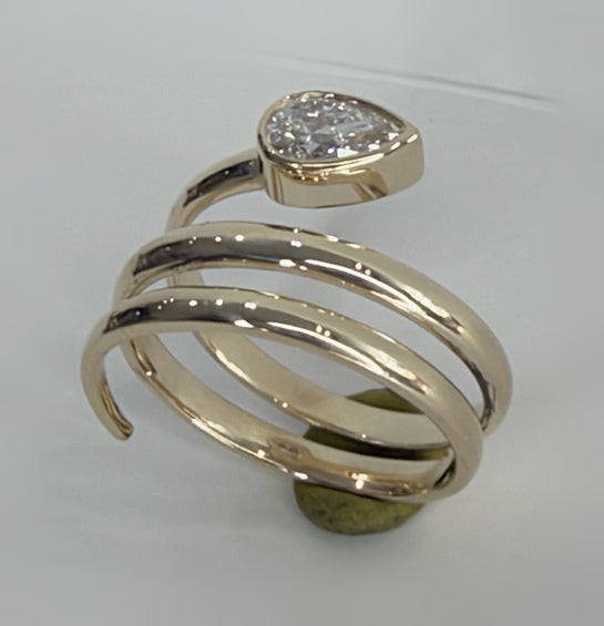 Anillo espiral con piedra corte pera. Fotografía original retocada. Toma 8971.
