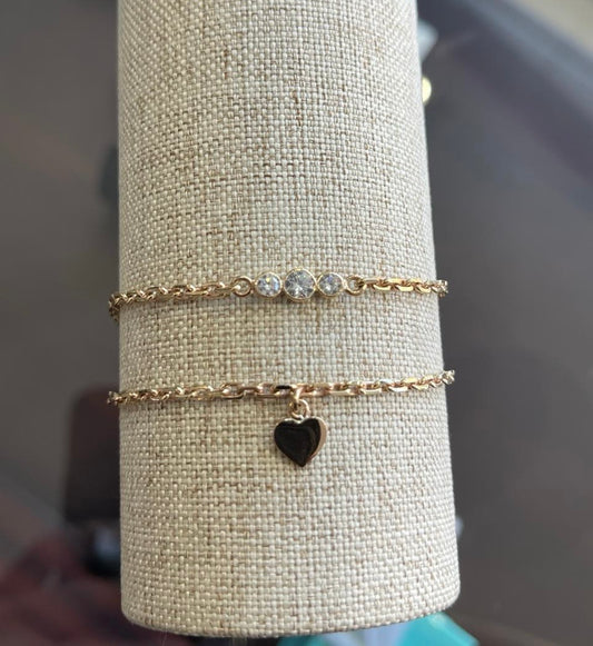 Juego de pulseras finas con zirconias y corazón en oro