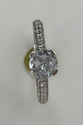 Anillo de compromiso corte redondo Mod. 16. Fotografía original retocada. Toma 8979.