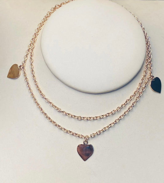 Pulsera de corazones colgantes en oro