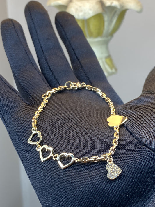 Pulsera de corazones en oro con corazón de zirconias