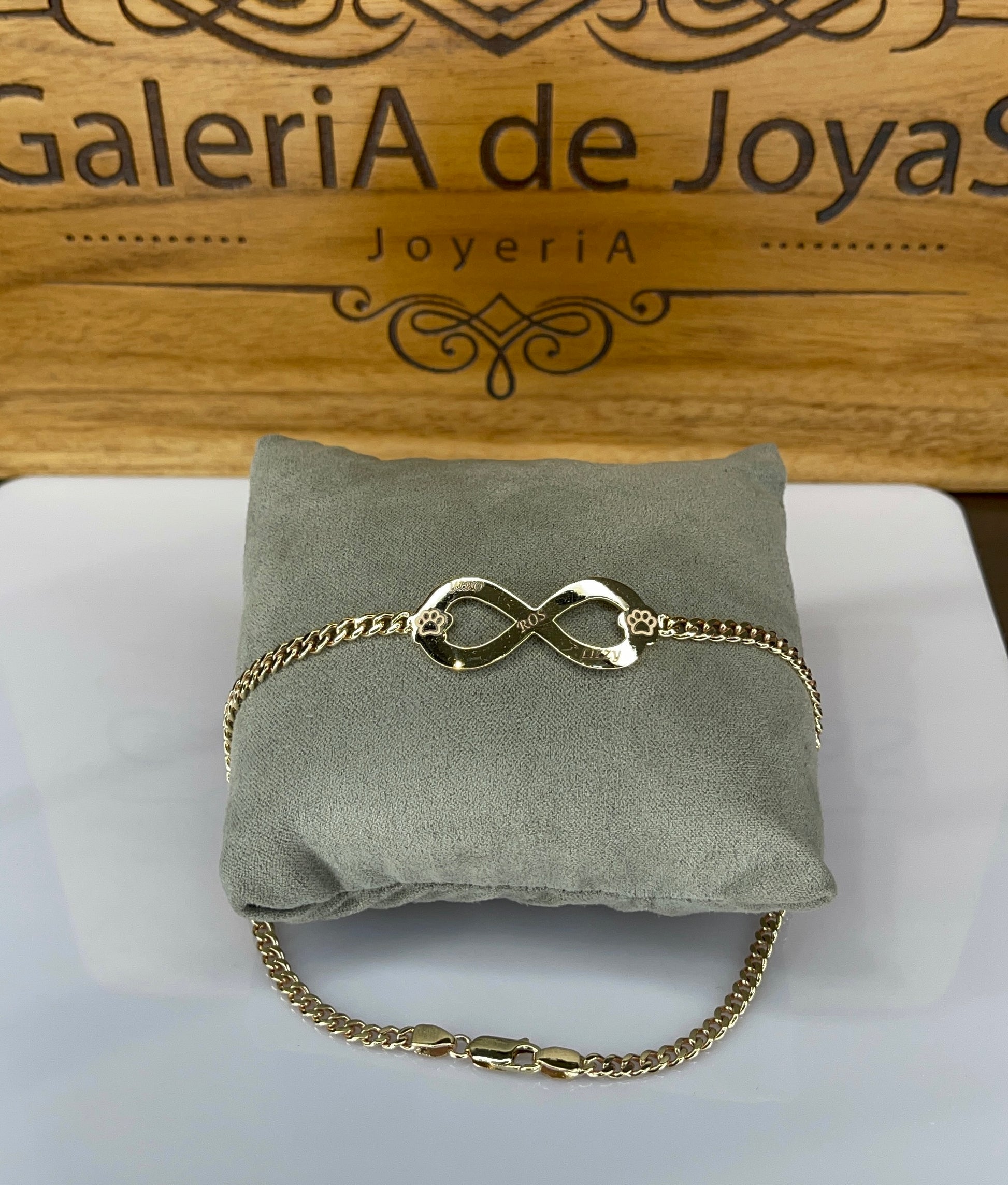 Pulsera con símbolo infinito y patitas en oro