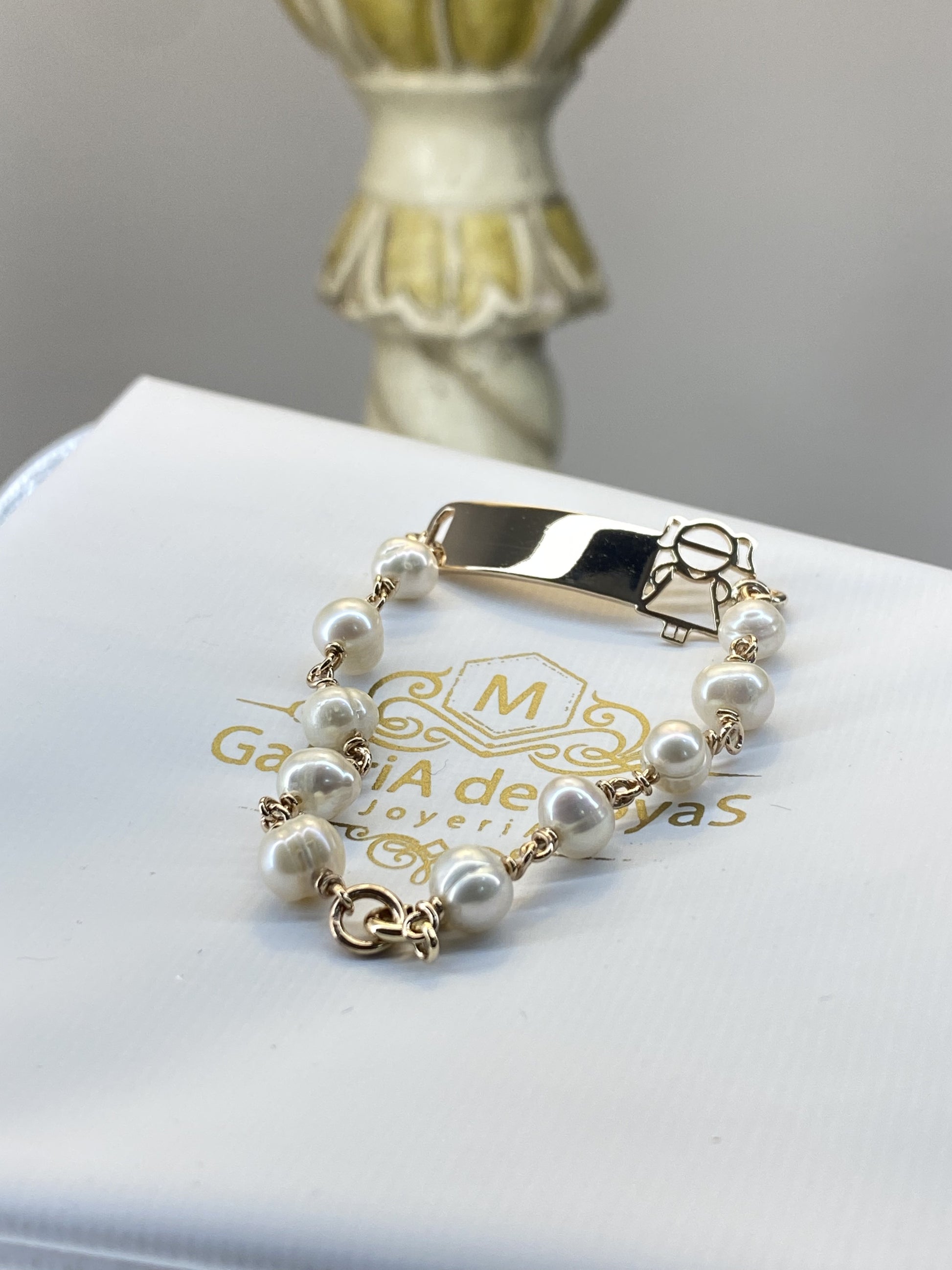 Pulsera de perlas con placa en oro