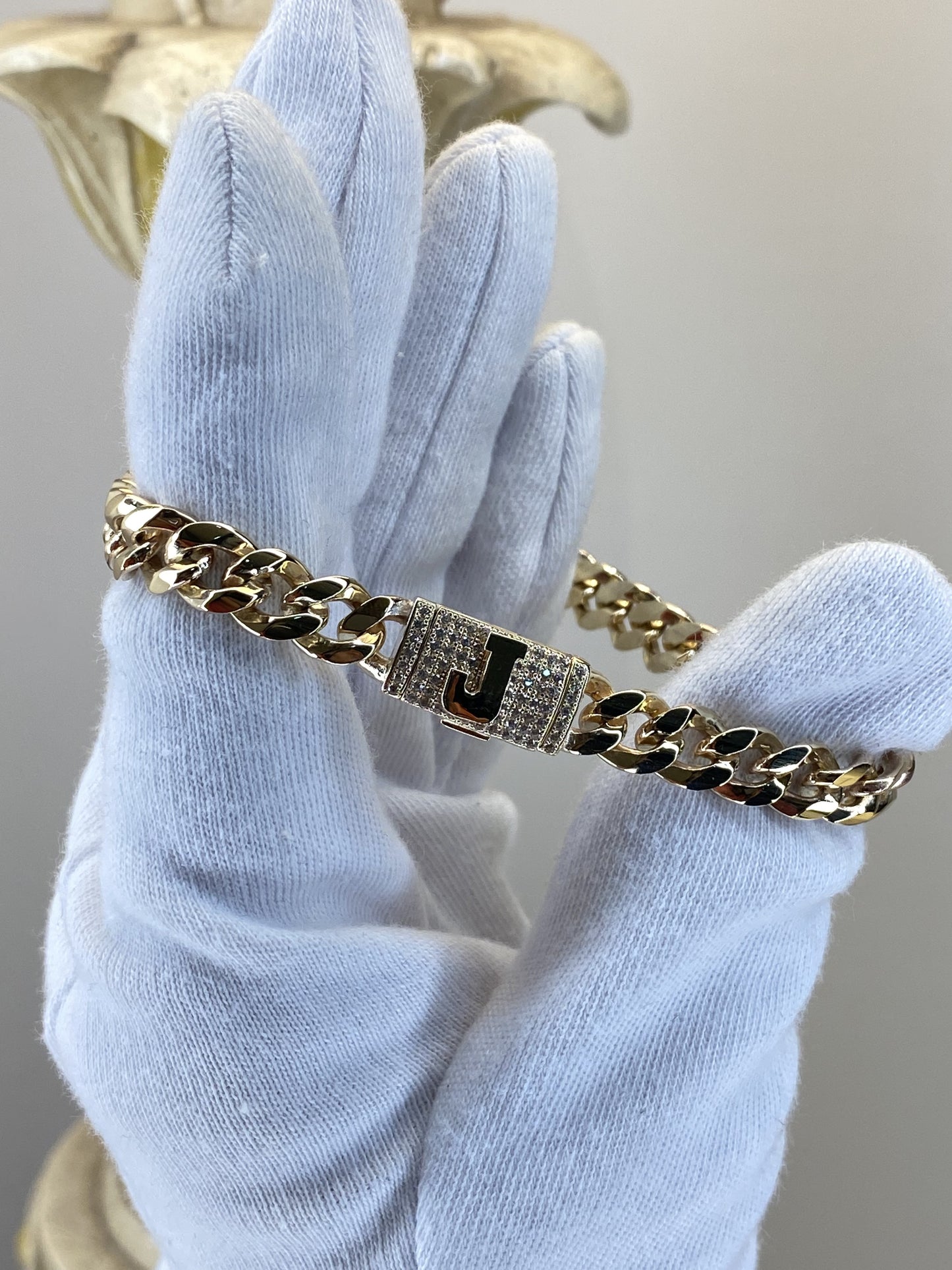 Pulso cubano con inicial J en pavé de zirconias en oro