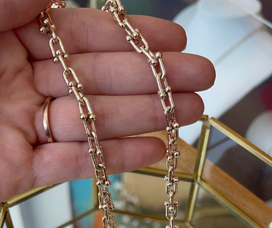 Cadena de eslabones tipo U con esferas en oro