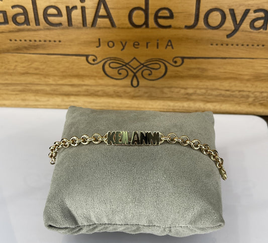 Pulso con nombre en letras 3D en oro