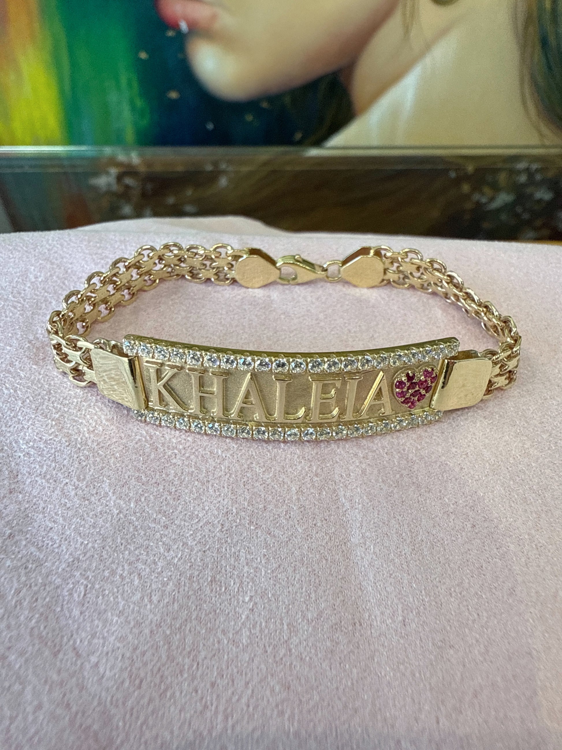 Pulso con placa Khaleia, zirconias y piedra rosada en oro