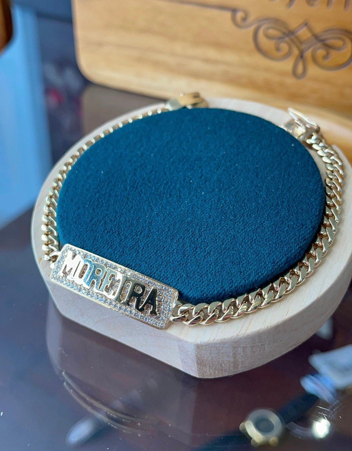 Pulso con placa Moreira y zirconias en oro